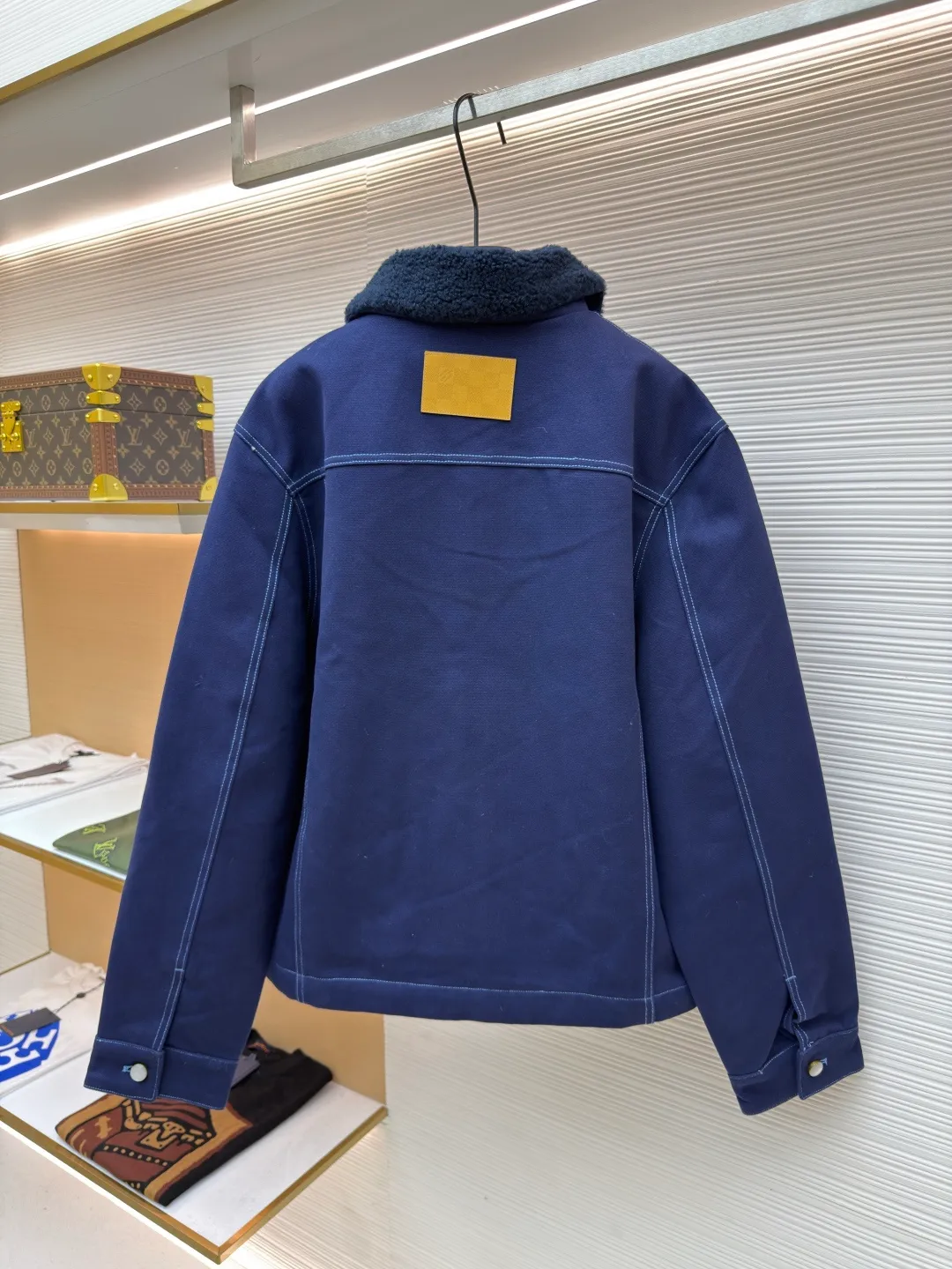 LOUIS VUITTON Winter Solstice Denim Work Clip ●Original version: Purchased and developed for 28500 ●Item number: 1680749-C45 ●Fabric: royal blue thickened beaded canvas fabric ●Technology: made on a positioning cutting machine ●Version: fitted version ●Weight: about 1315 grams ●Size: 46-48-50-52 ●Description: Has a comfortable wool collar and Monogram quilted lining, with topstitching incorporated into the chest pocket and rear respectively. LV logo and suede LV patch. Pearlescent rivets and buttons give it a dandy feel, matching the style. The overall wiring is straight and delicate, the fabric is comfortable and soft, and the color is consistent without color difference. It can be matched with the same style to create a fashionable look and control various occasions. Customized accessories, complete with three standards, same style for men and women!
